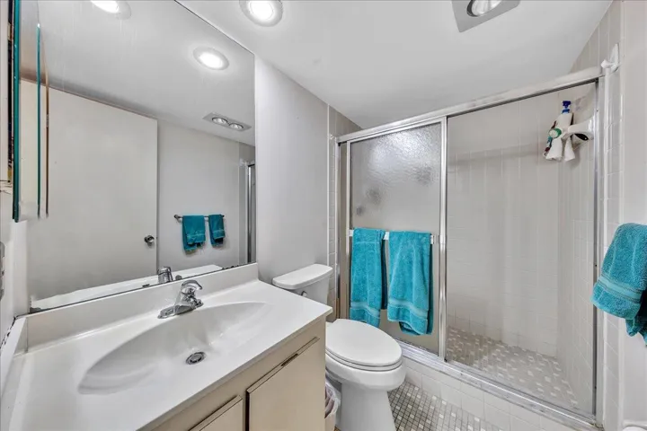 Shower/tub combination in Bathroom #2