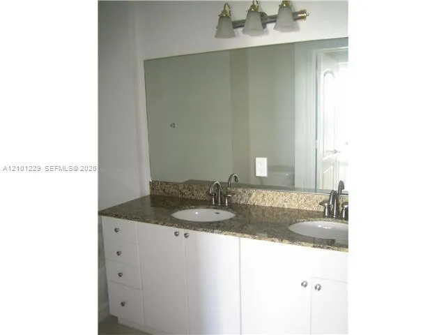 DOUBLE SINK, SEPARATE SHOWER & TUB