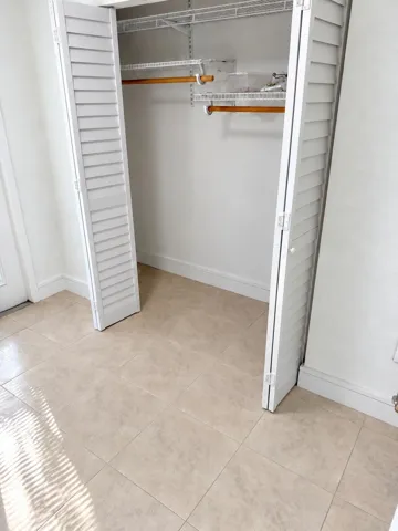 Listing_Interior_04