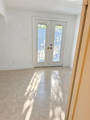 Listing_Interior_03