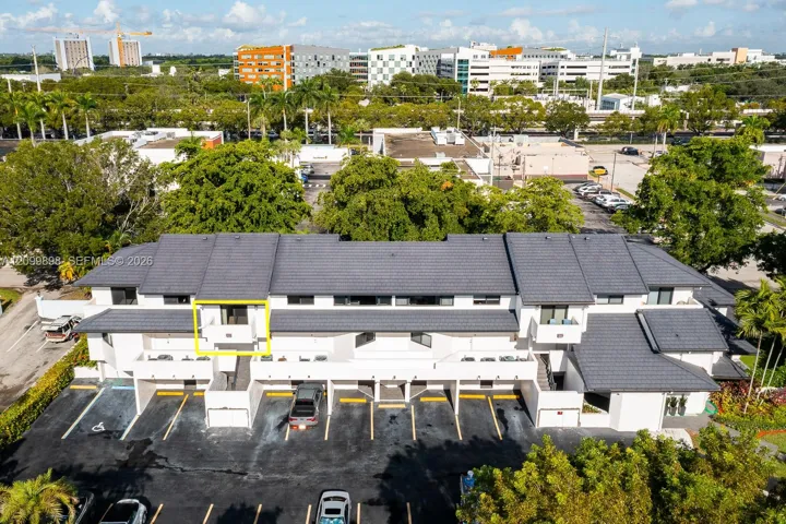 Same as what I wrote on the previous picture! Beyond the unit looking due-North is the Metro rail station and the tall buildings you see are the buildings ( many of them, the Dorms ) that is on University of Miami's main campus.