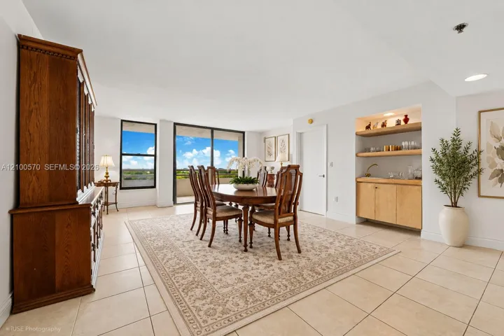 Sun-Filled Great Room with Wet Bar