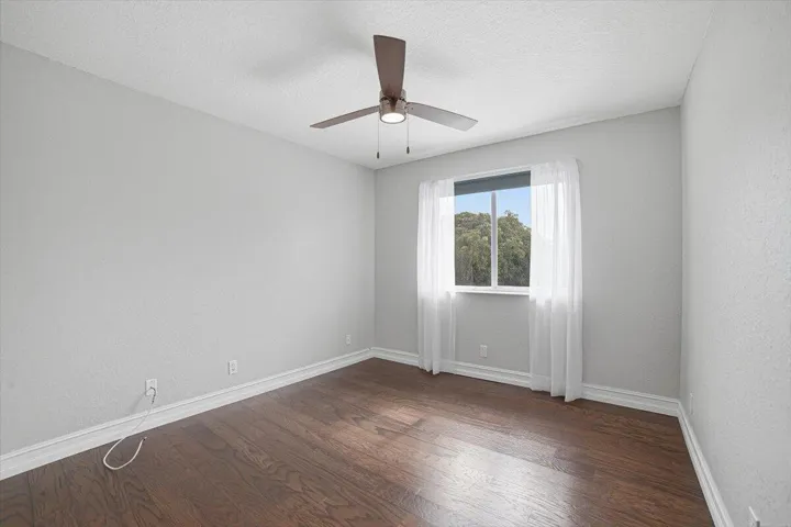 18-Bedroom2