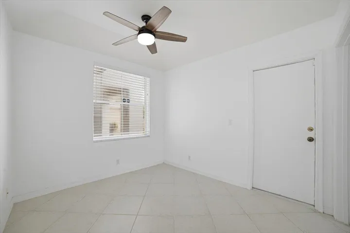 33-eat-in kitchen