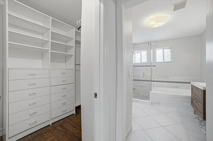 25-Bedroom3-Closet-Bathroom