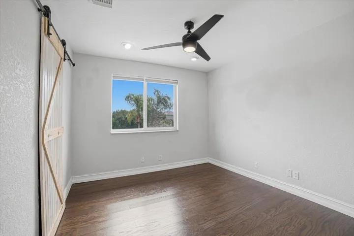 29-Bedroom5