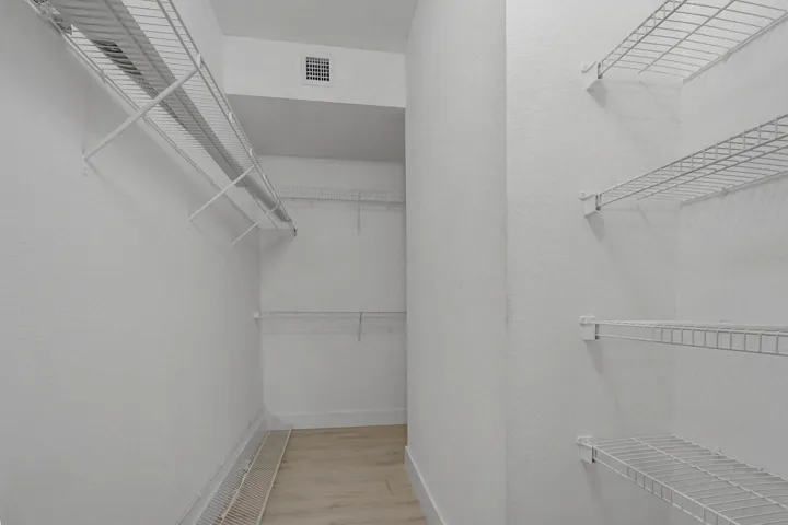 2916-302 PRIMARY CLOSET