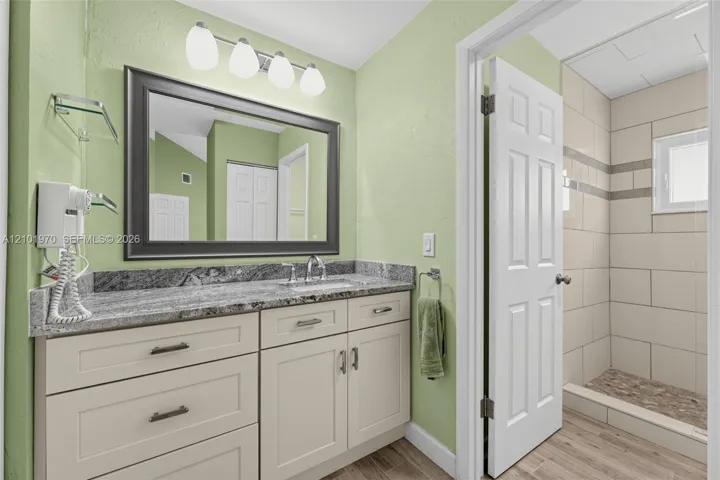 Primary/Full Bathroom