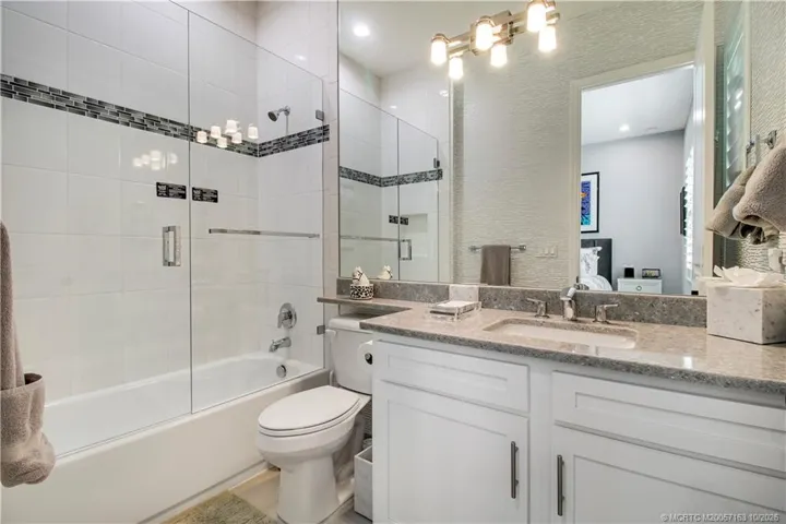 Side Bedroom on suite