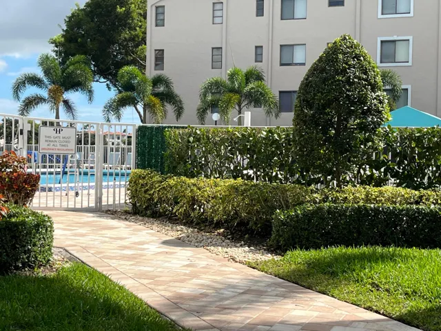 gate to pool