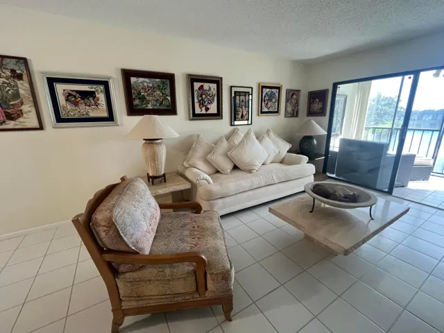 LIVING ROOM AREA