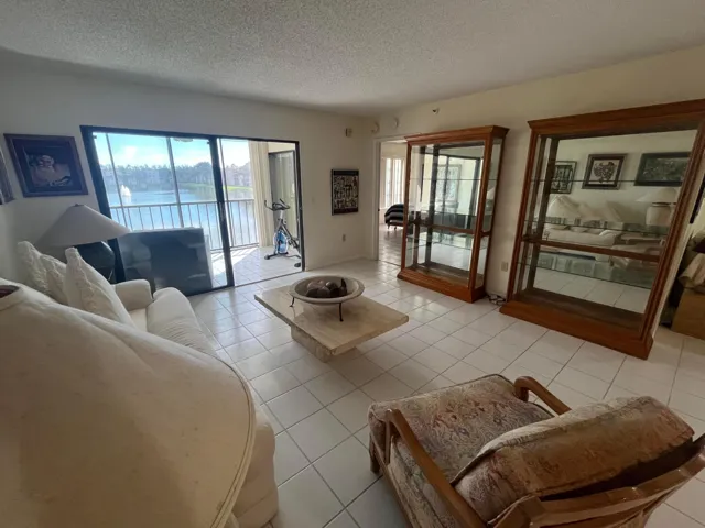 LIVING ROOM AREA
