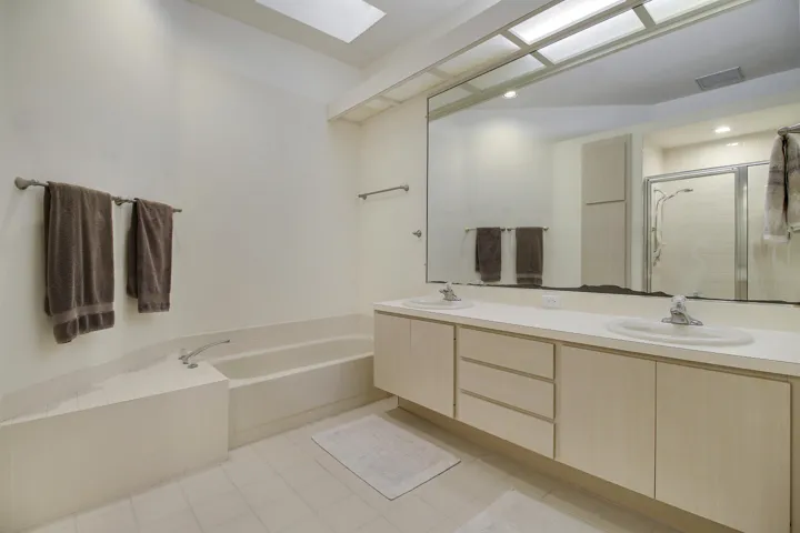 Dual sinks and soaking tub