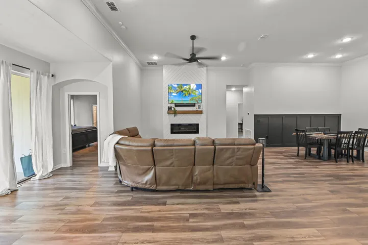 Soaring 13 ft ceilings in livingarea with high hat lighting