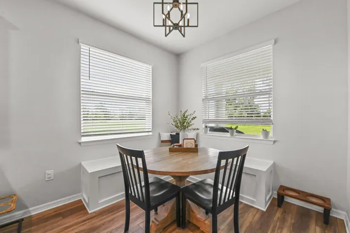 Breakfast area with built-inseating