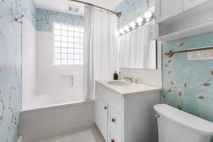 Guest bathroom.