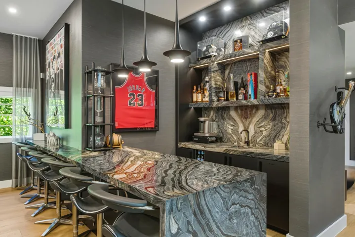 CLUBHOUSE BAR