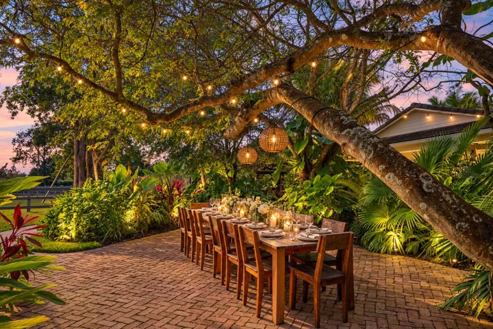 OUTDOOR DINING AREA