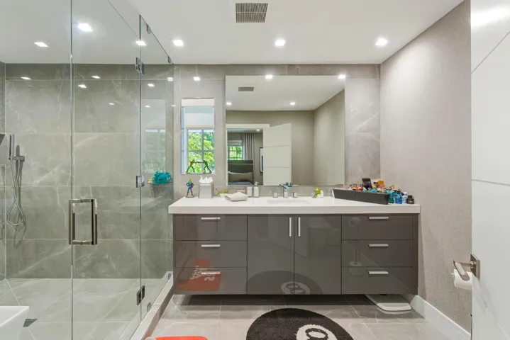 2ND DOWNSTAIRS BEDROOM ENSUITE BATHROOM