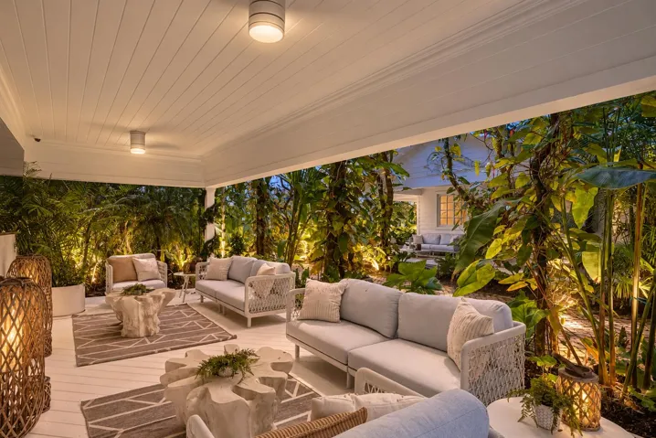 COVERED LOUNGE AND SEATING