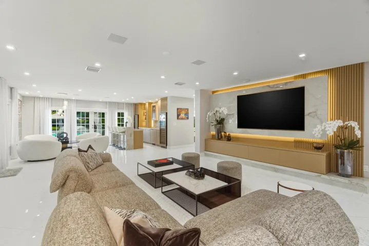 MAIN HOUSE FAMILY ROOM