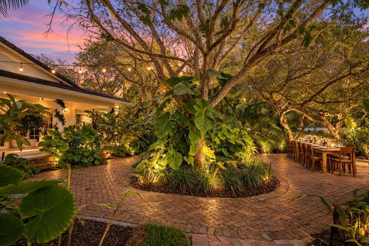 OUTDOOR DINING AREA