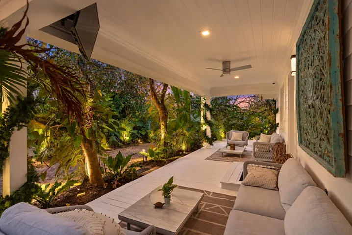 COVERED LOUNGE AND SEATING