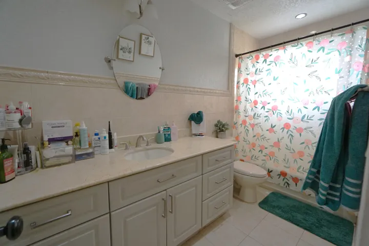 Full bathroom Upstairs