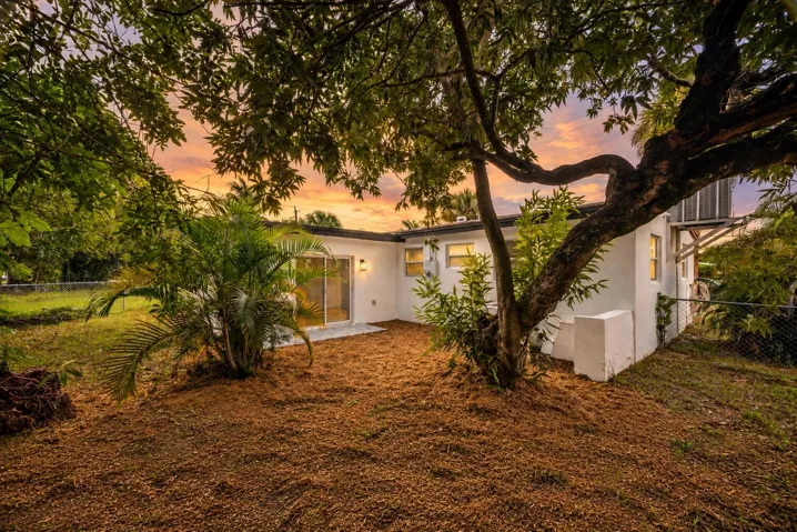 3370 back of house photo 1
