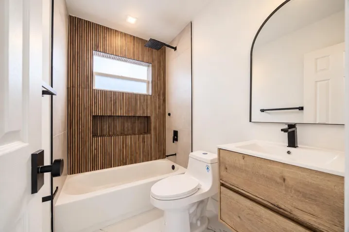 3370 bathroom w: tub w: lights on