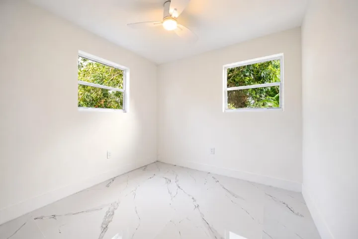 3370 smallest beroom light on