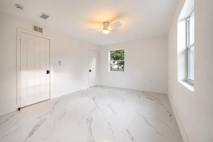 3370 bedroom 2 light on