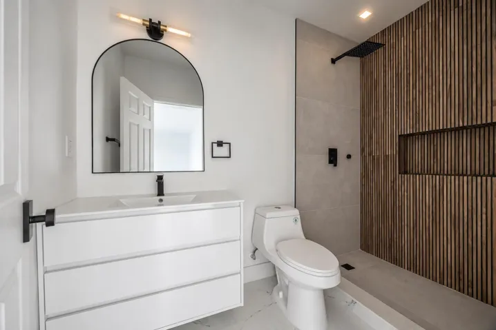 3370 primary bathroom w: shower light so