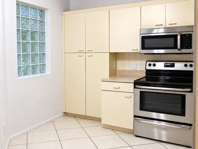 Bright Minimalist Kitchen Nook