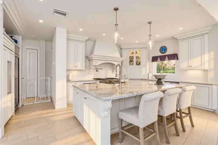 Kitchen & Breakfast Bar