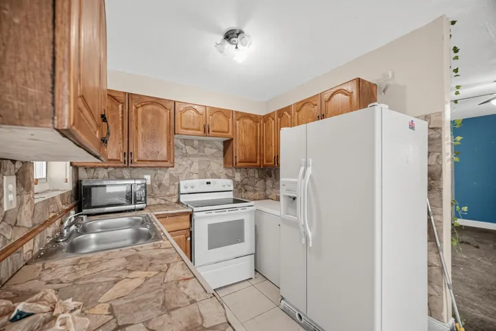 21_26438_SW_134th_Ave-Kitchen-0325