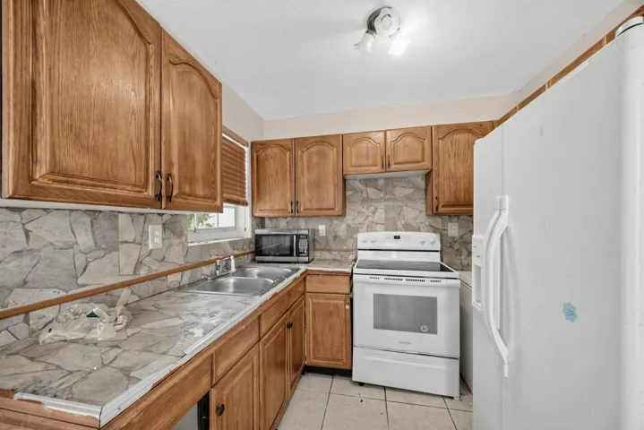 19_26438_SW_134th_Ave-Kitchen-0296