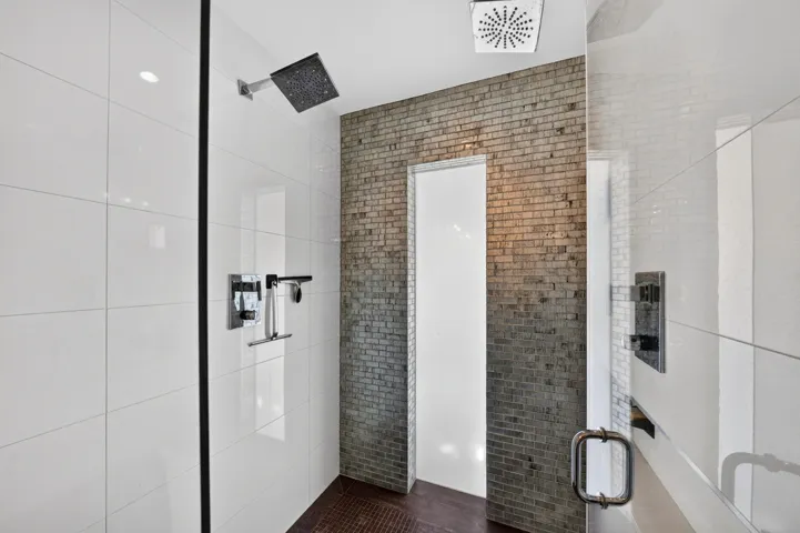 049-013-Primary Bath-4000x2662