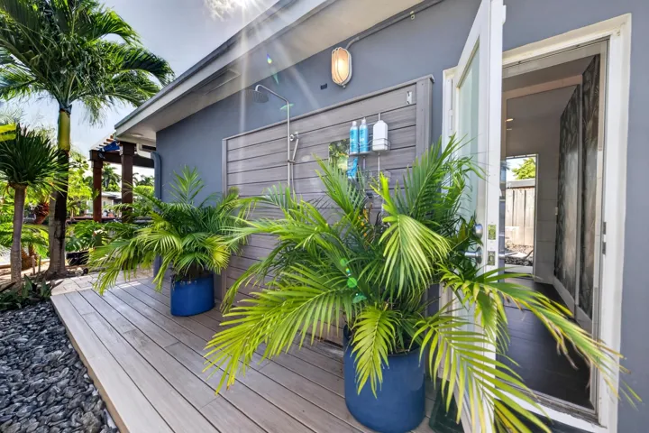 052-023-Outdoor Shower-4000x2666