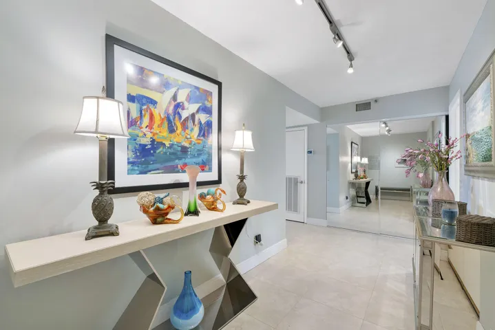 Lovely entrance foyer