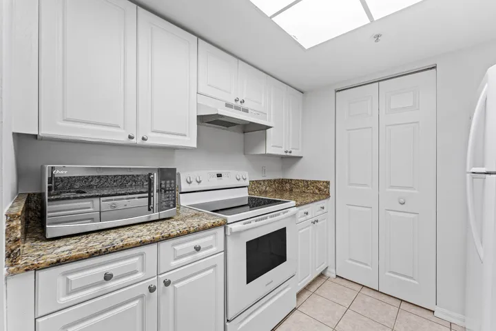 013-200CrestwoodCourtNorth-211-RoyalPalm