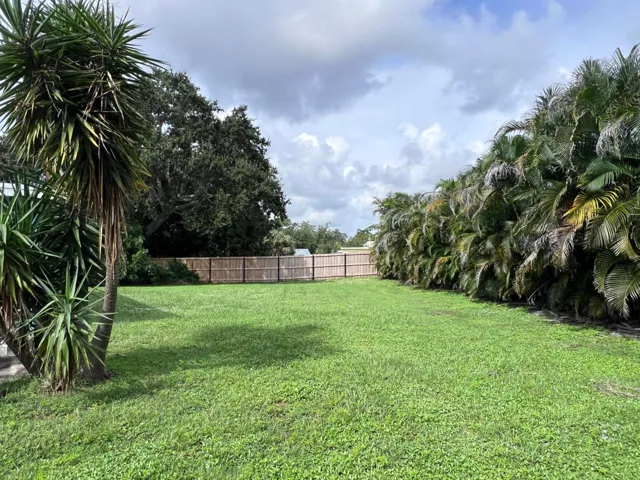 1053 NW Terrace Rd Yard