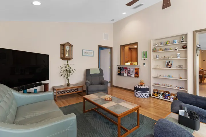 accutour_01 5741-ne-19th-terrace-015