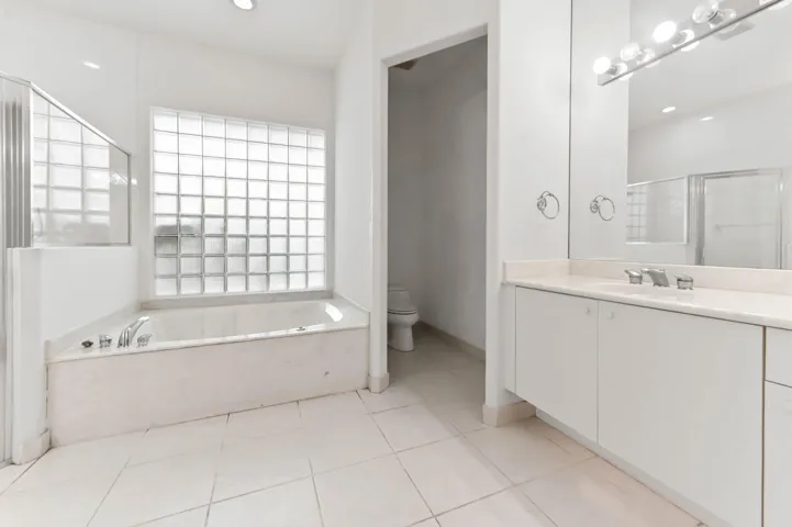 30 bathroom 01
