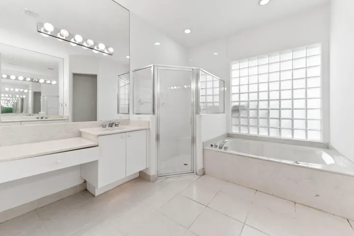 29 bathroom 01