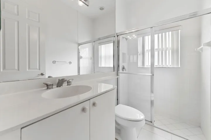 21 bathroom 01