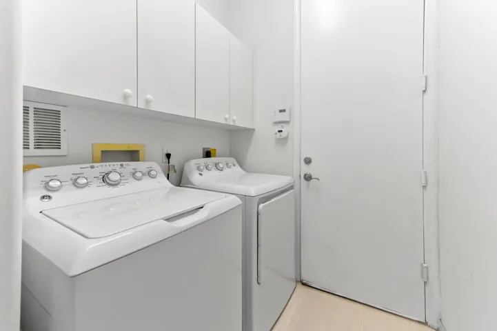 18 laundry room 01