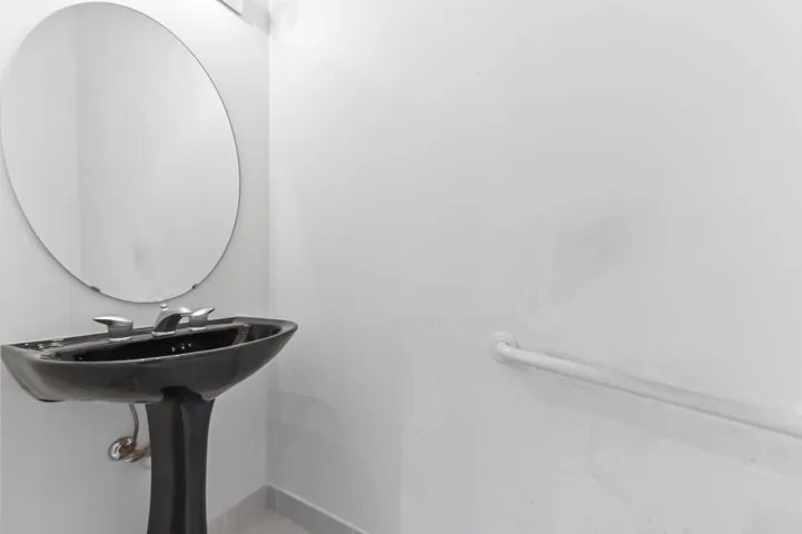 24 bathroom 01