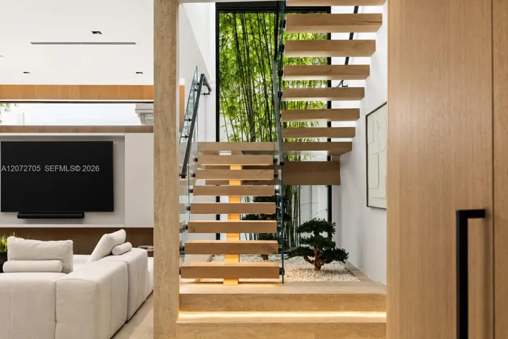 Floating staircase
