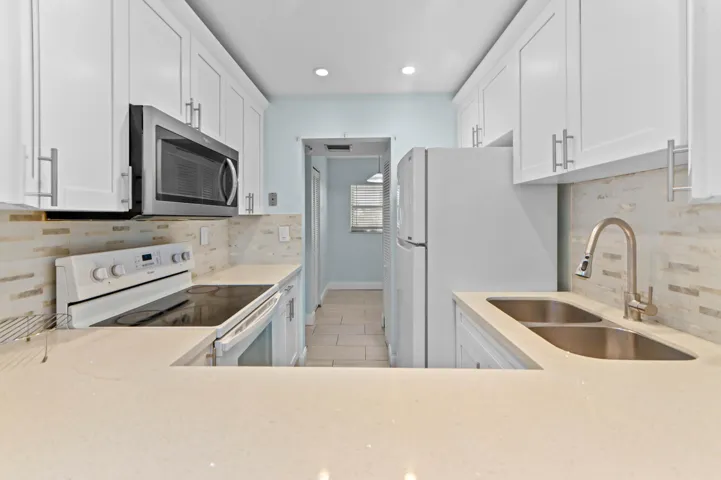 10 Kitchen 02